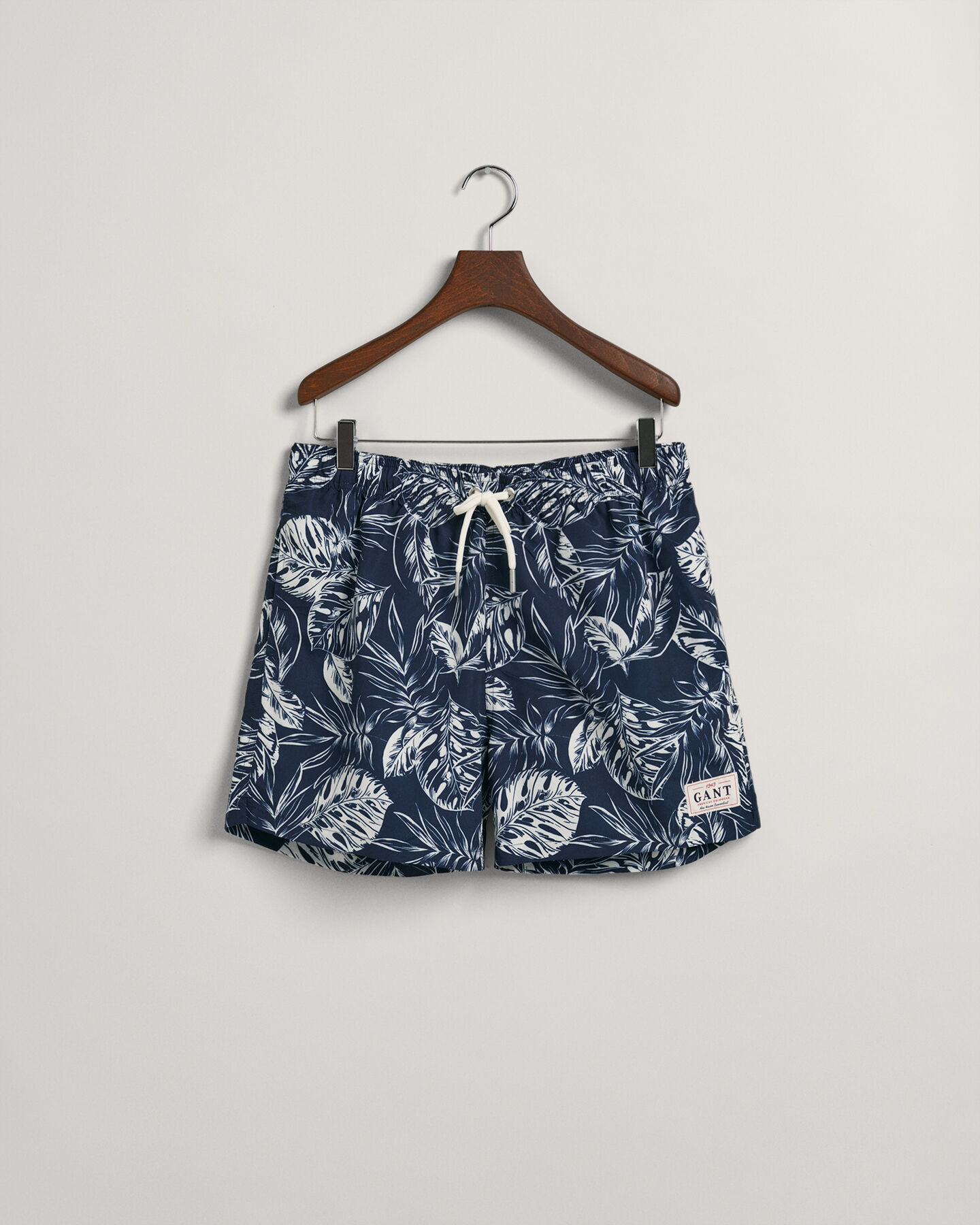 Classic Fit Tropical Leaves Badeshorts mit Print