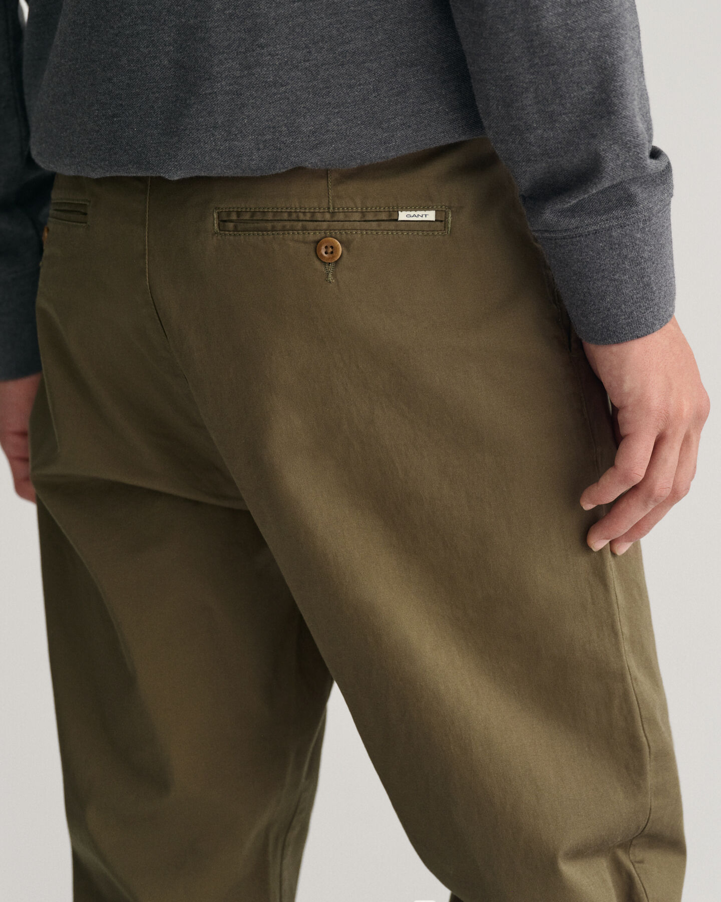 Schmal zulaufende Twill Chinohose