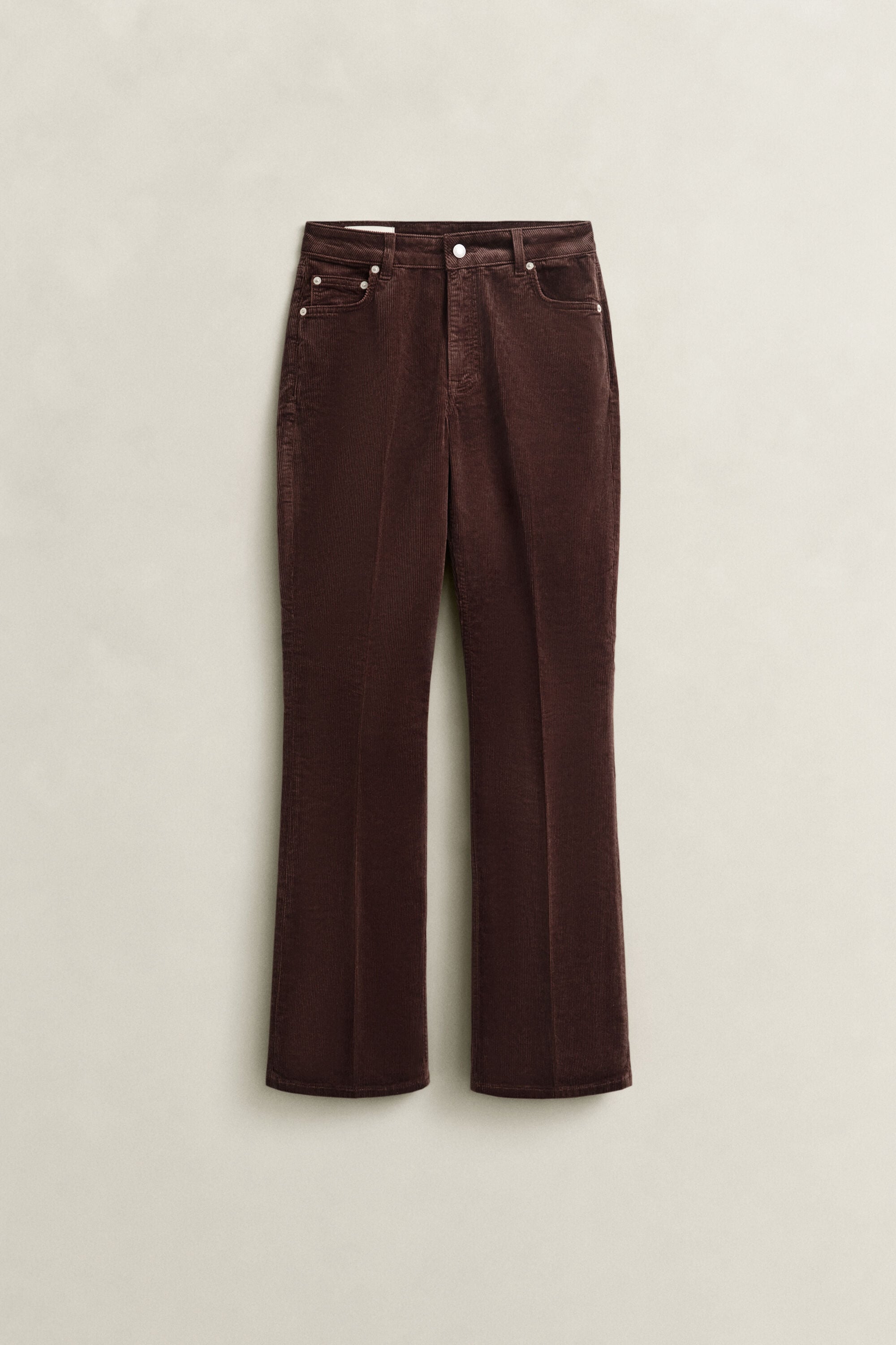 Cordjeans mit ausgestelltem Bein