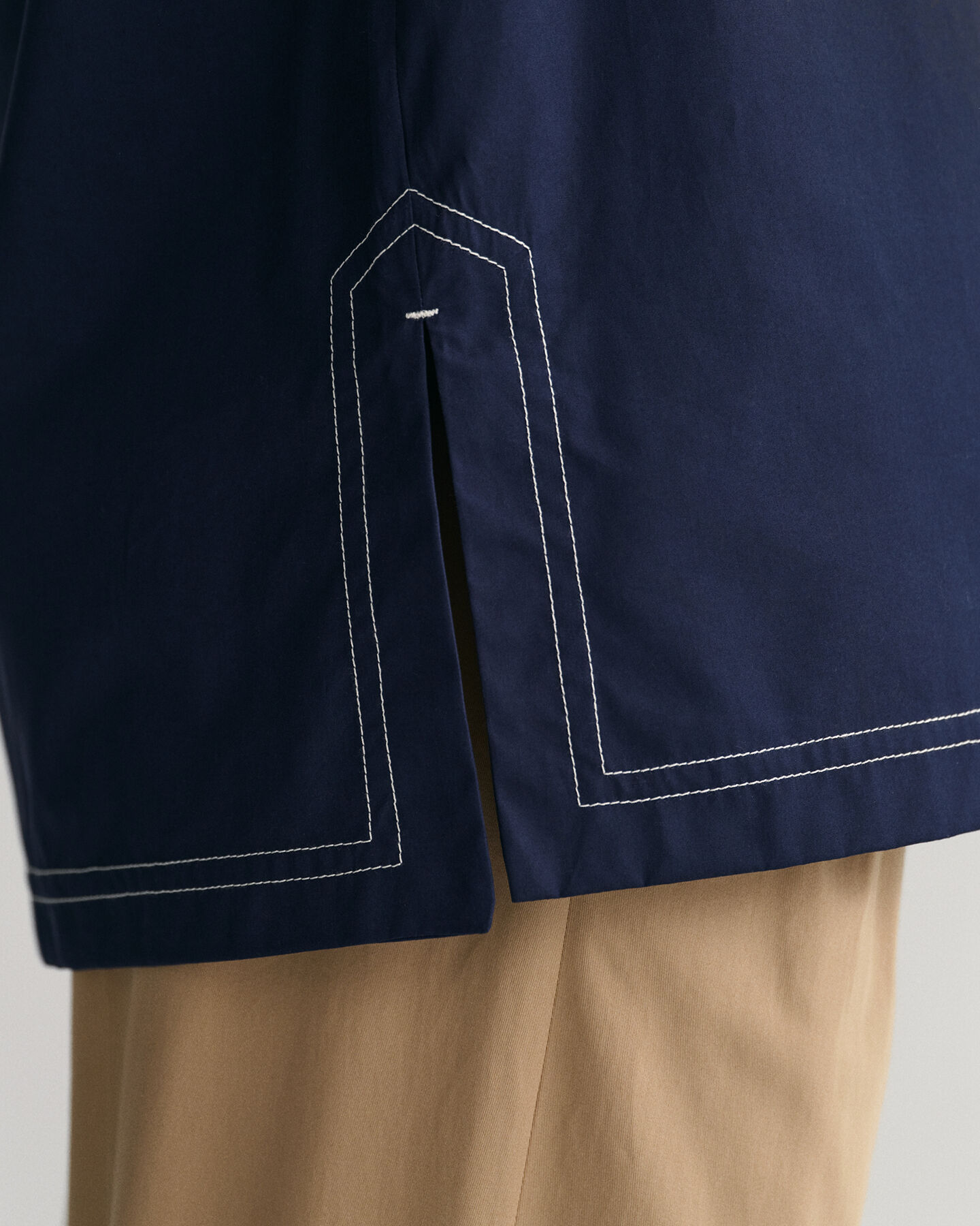 V-Neck Kurzarm Oberteil mit Kontrastn&auml;hten