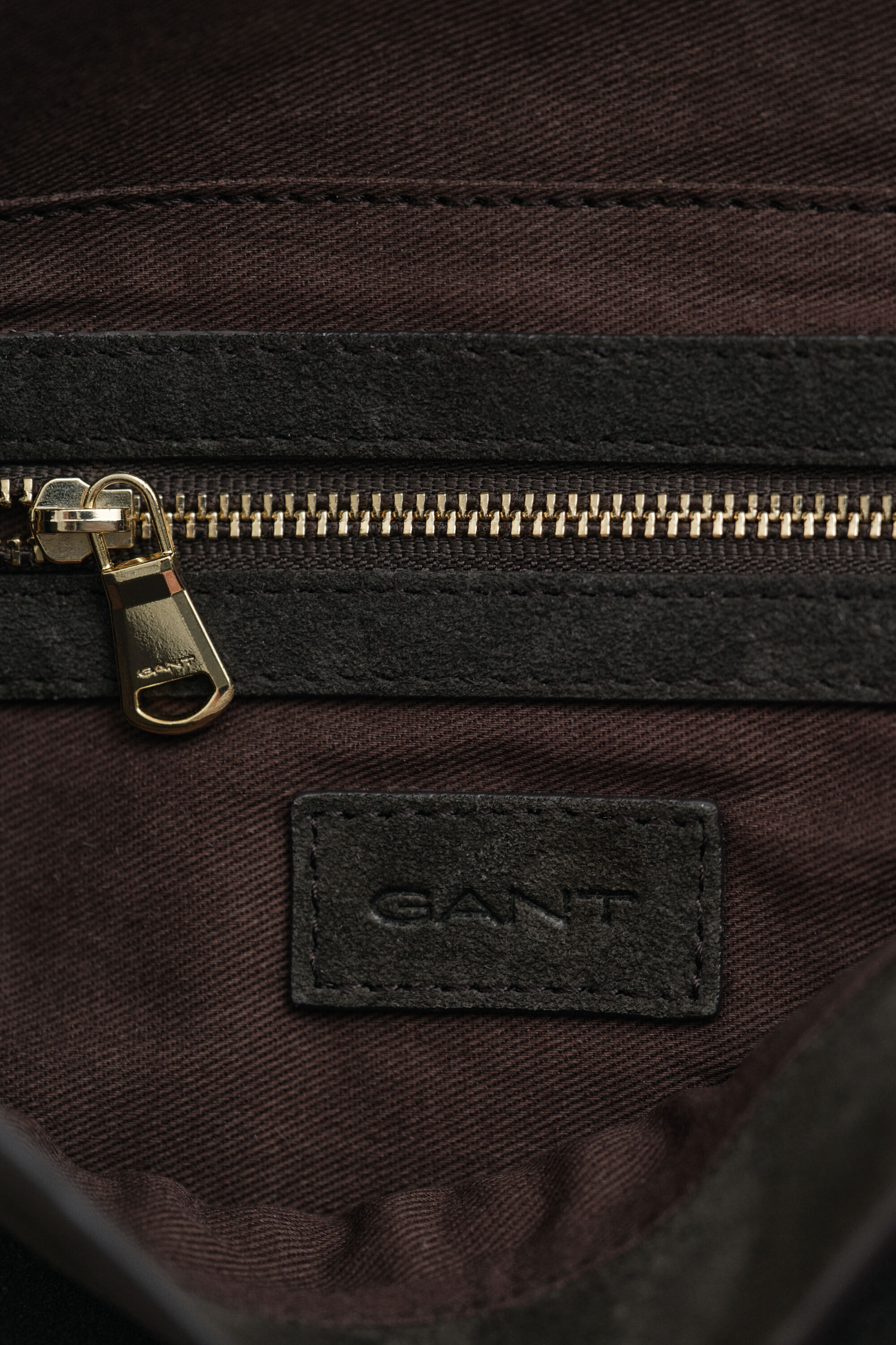 Slouchy Schultertasche aus Veloursleder