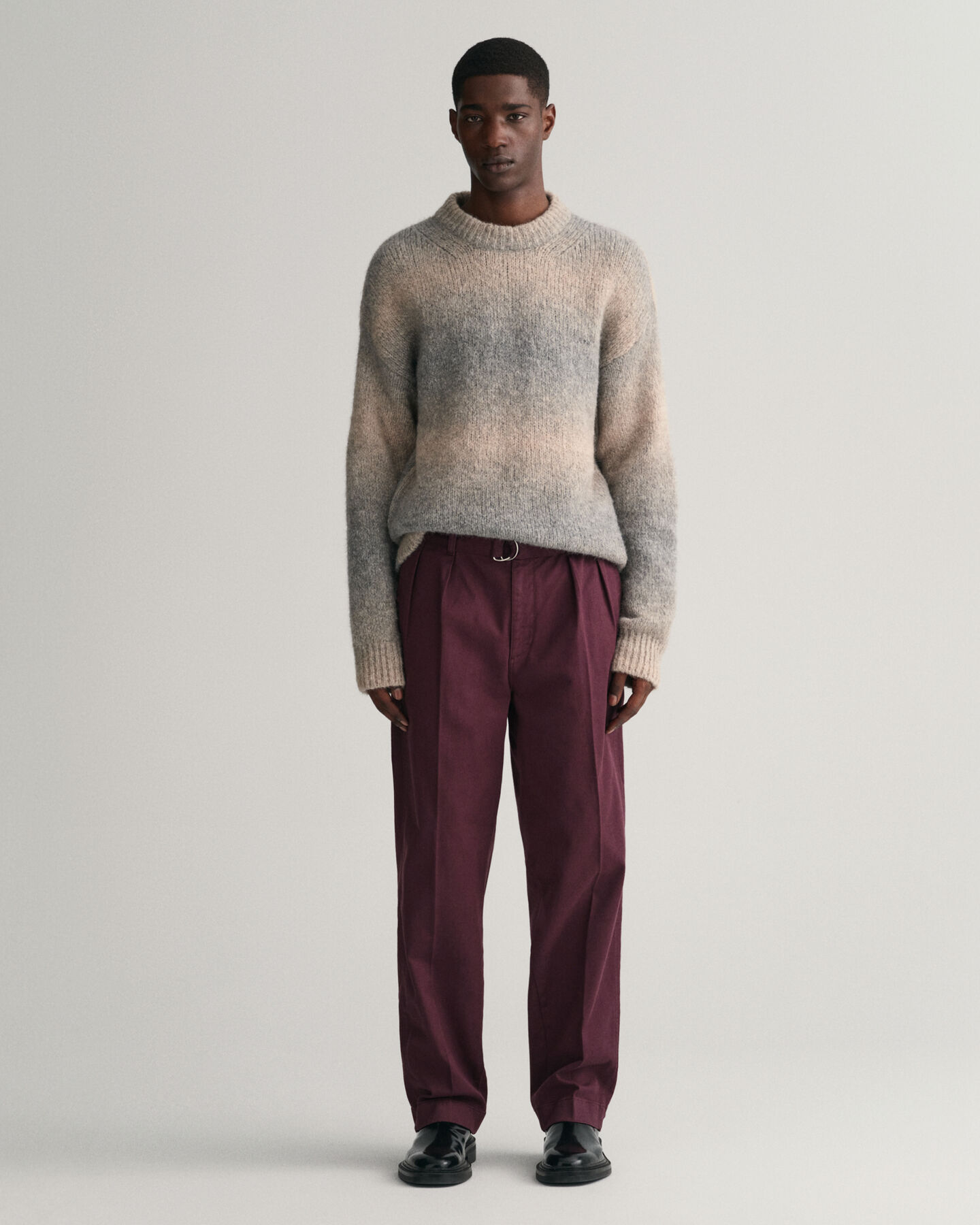 Chinohose mit Bundfalten und Gürtel