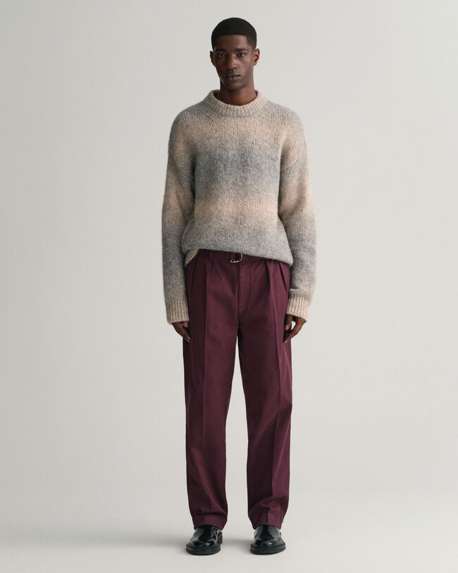 Chinohose mit Bundfalten und Gürtel