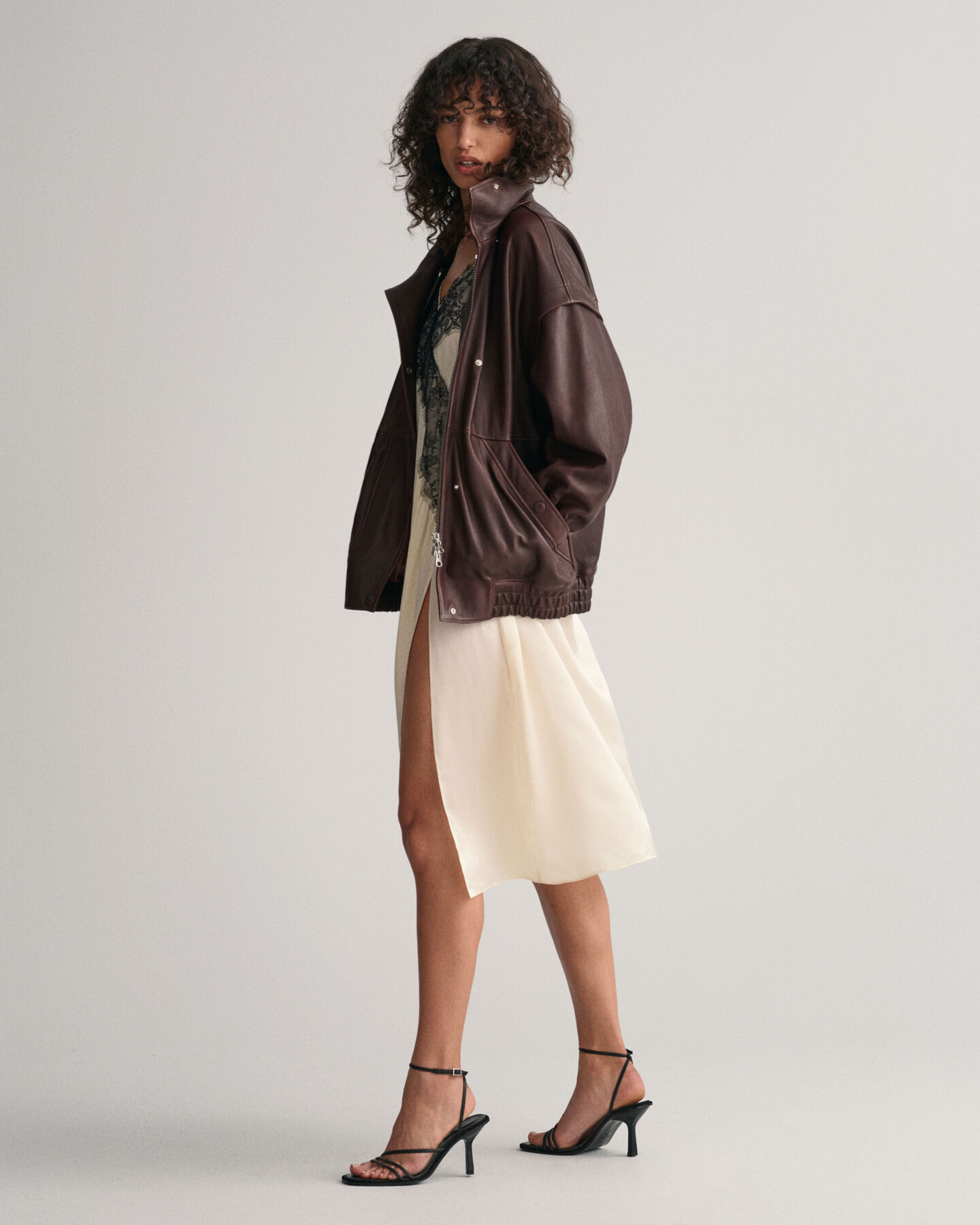 Trägerkleid mit Spitzenbesatz