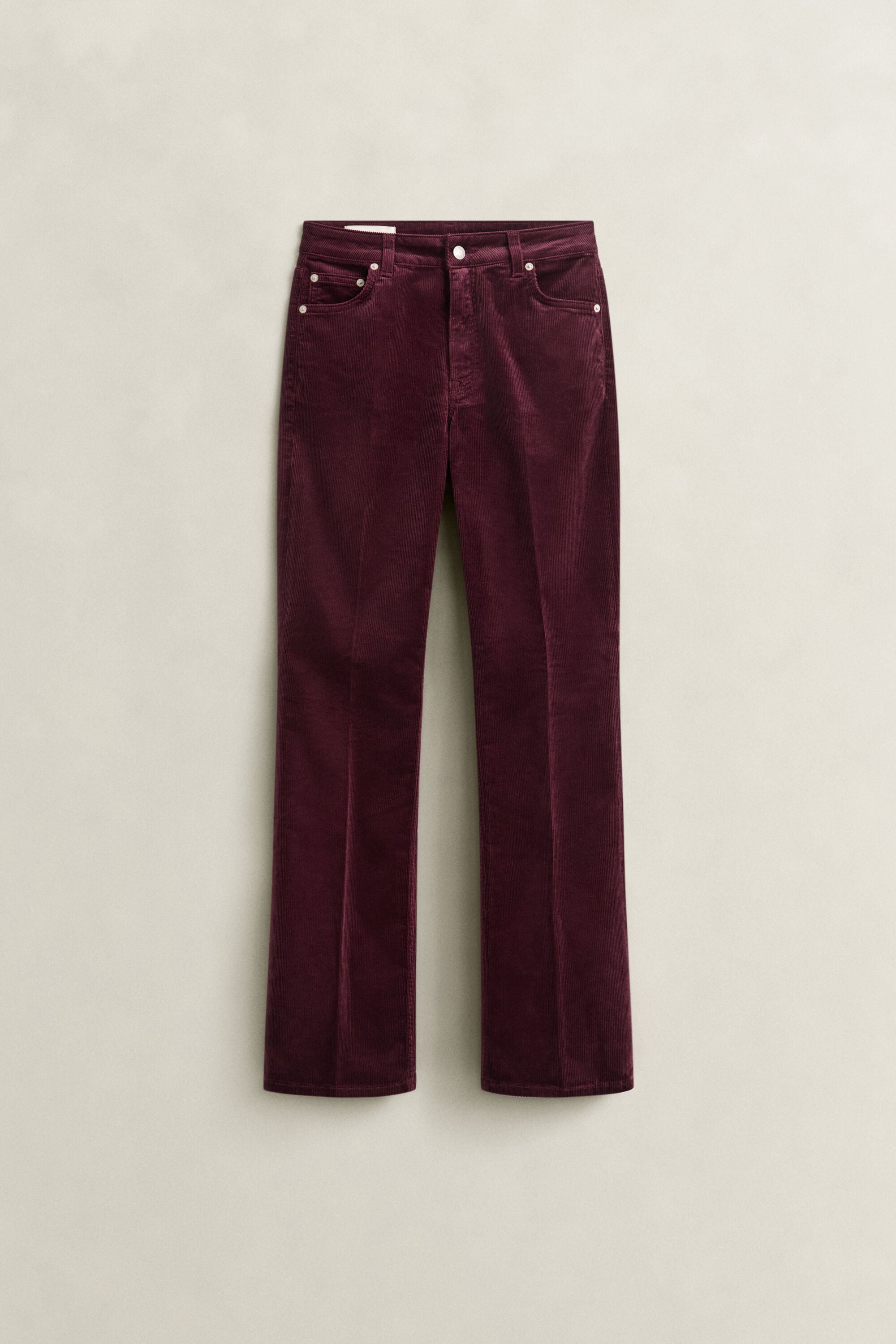 Cordjeans mit ausgestelltem Bein