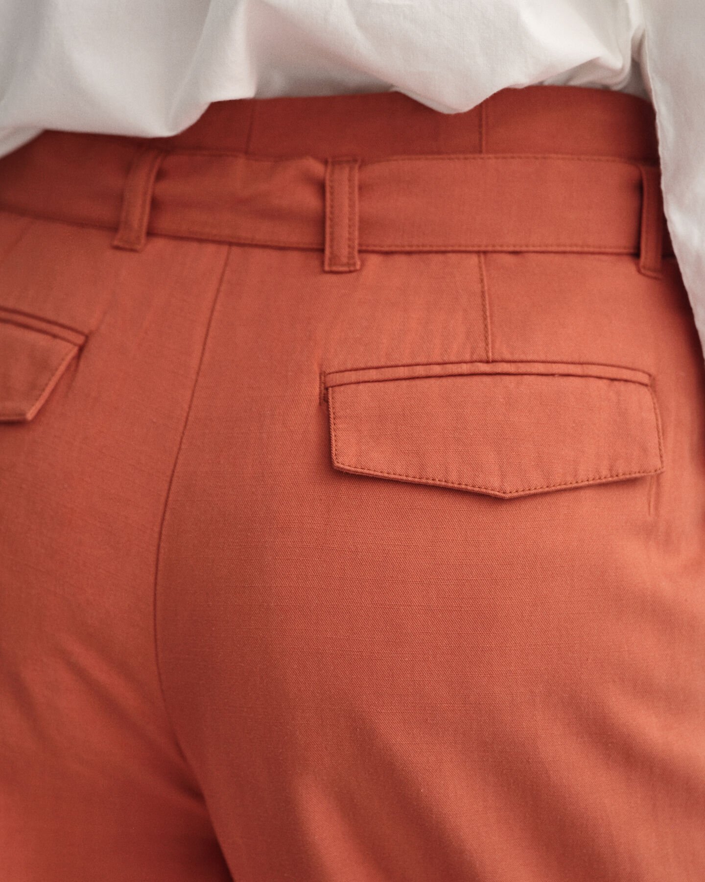 Verk&uuml;rzte Hose mit weitem Bein und G&uuml;rtel