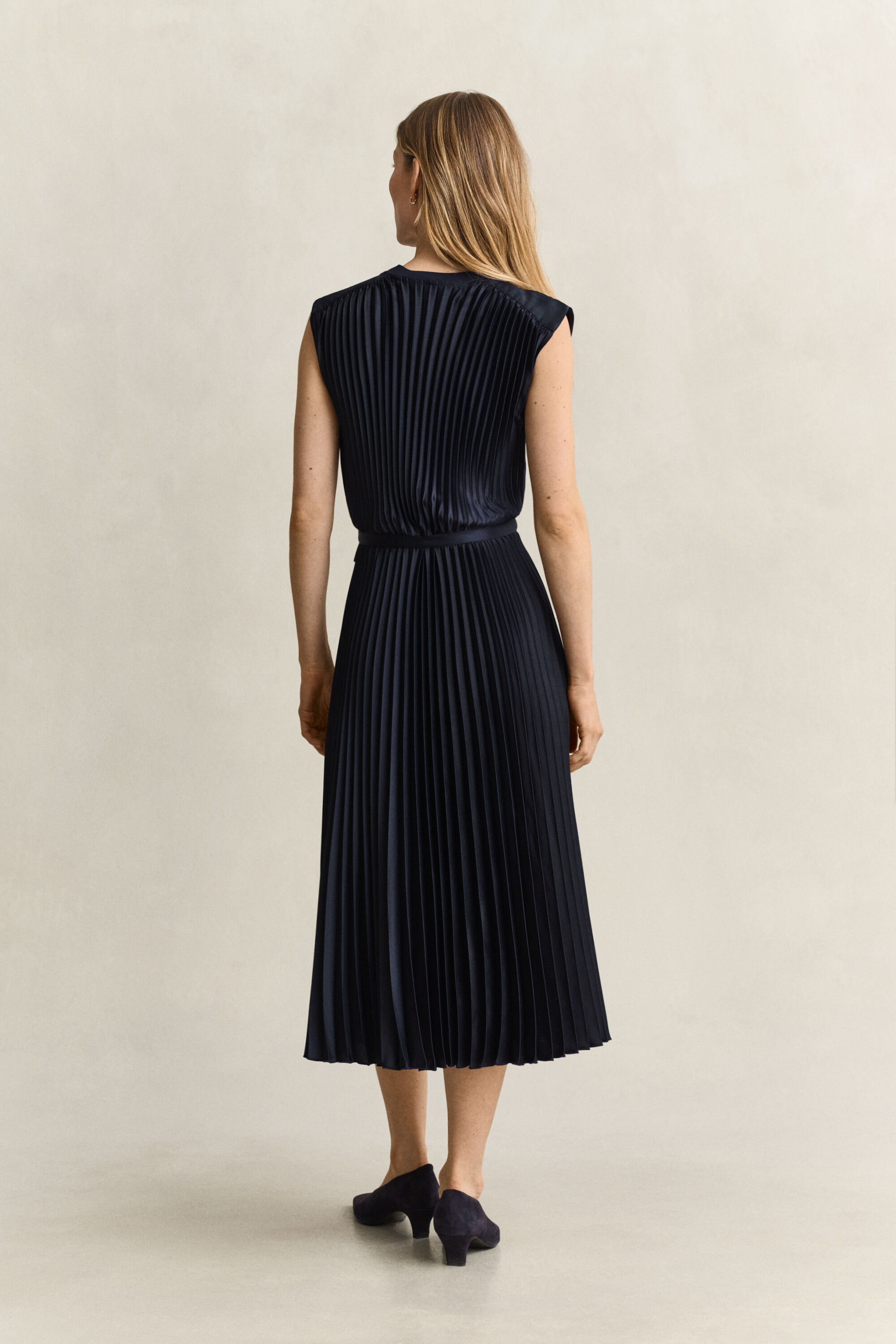 Plissiertes Kleid mit Gürtel