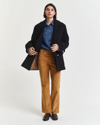 Cordjeans mit ausgestelltem Bein