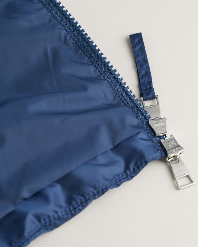 Leichte Steppweste im Bomberstil