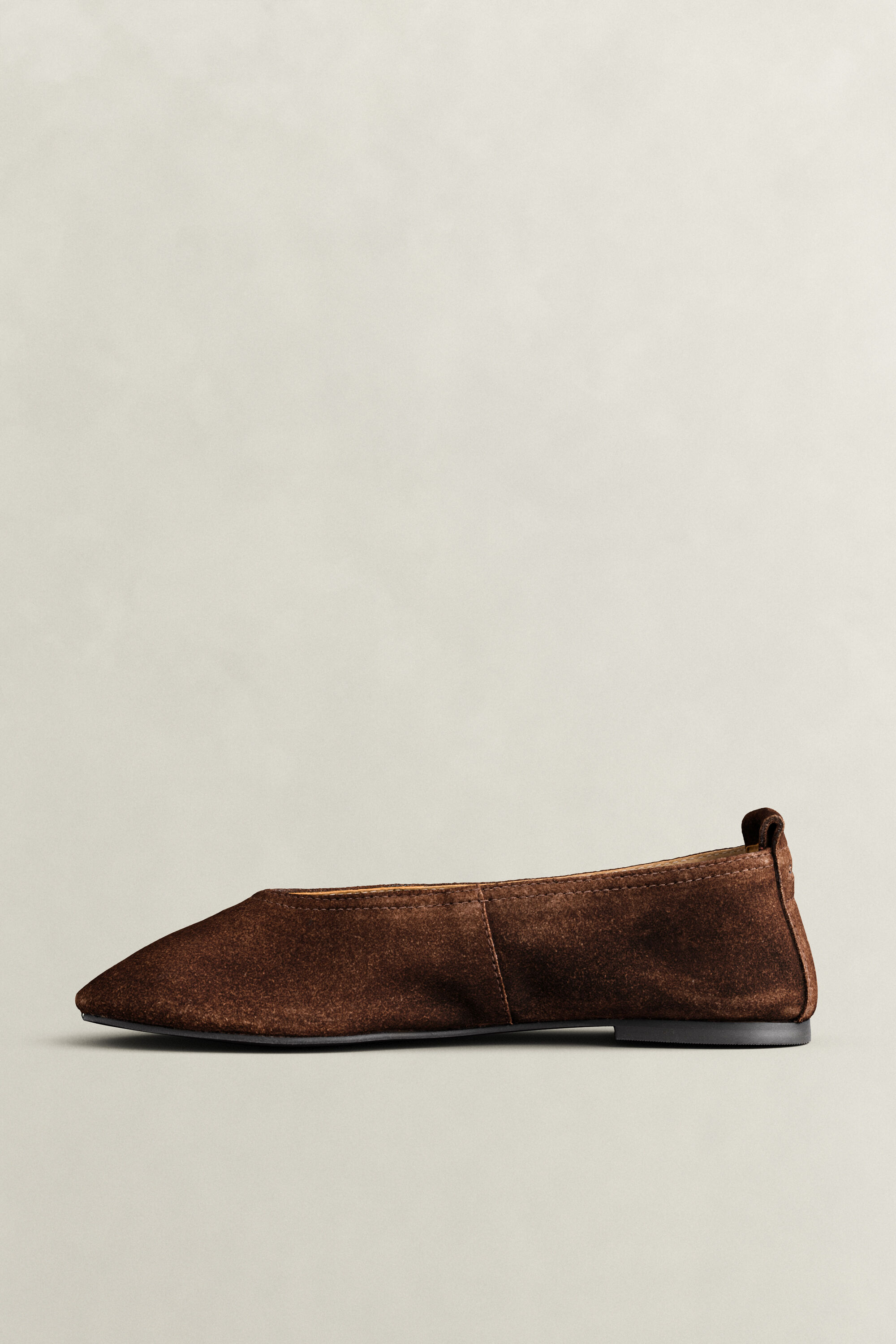 Chadii Ballerina aus Veloursleder — DARK BROWN