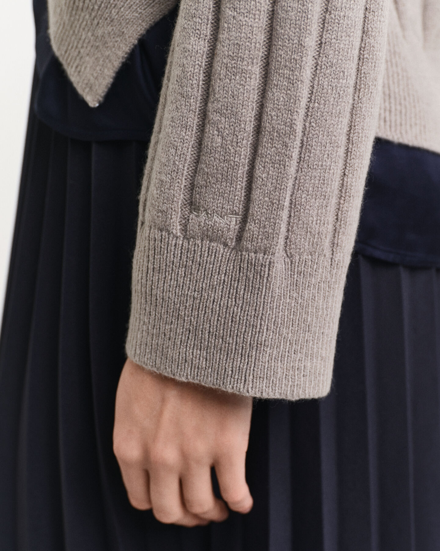 Breit gerippter V-Neck Wollpullover