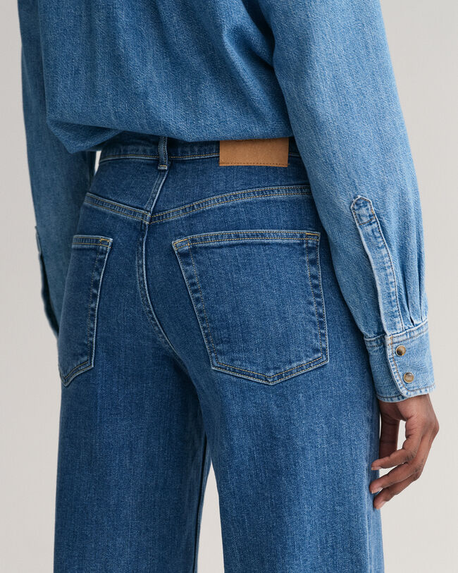 Verk&uuml;rzte Jeans mit weitem Bein