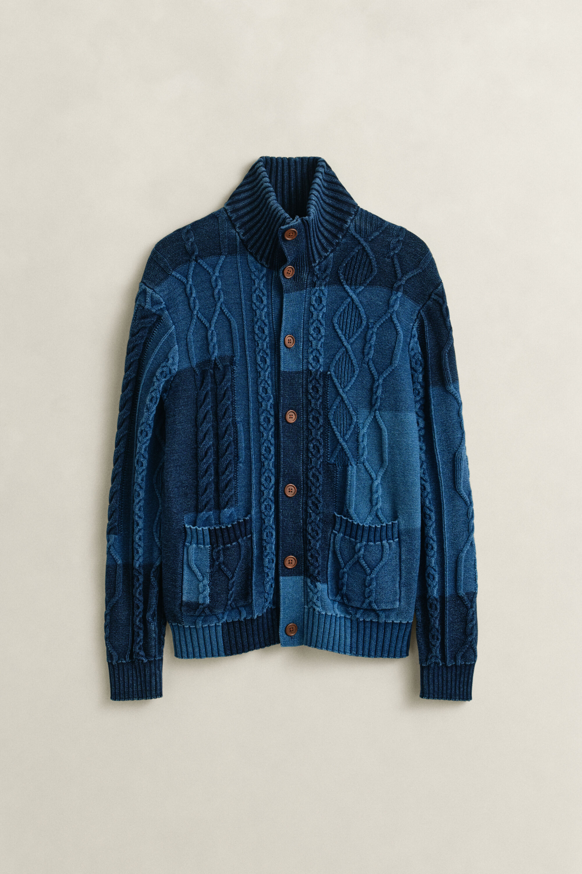 Patchwork Strickjacke mit Zopfmuster