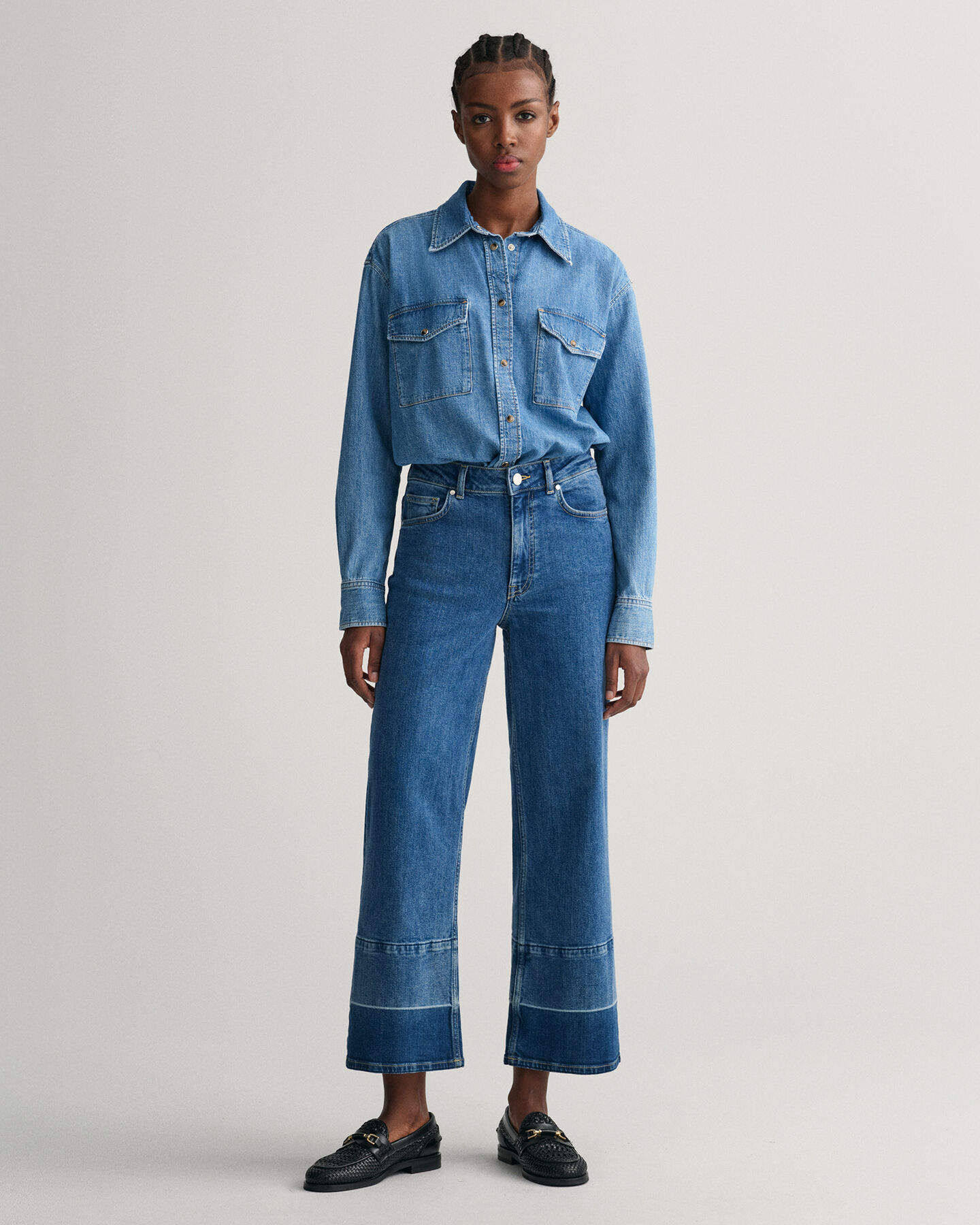 Verk&uuml;rzte Jeans mit weitem Bein