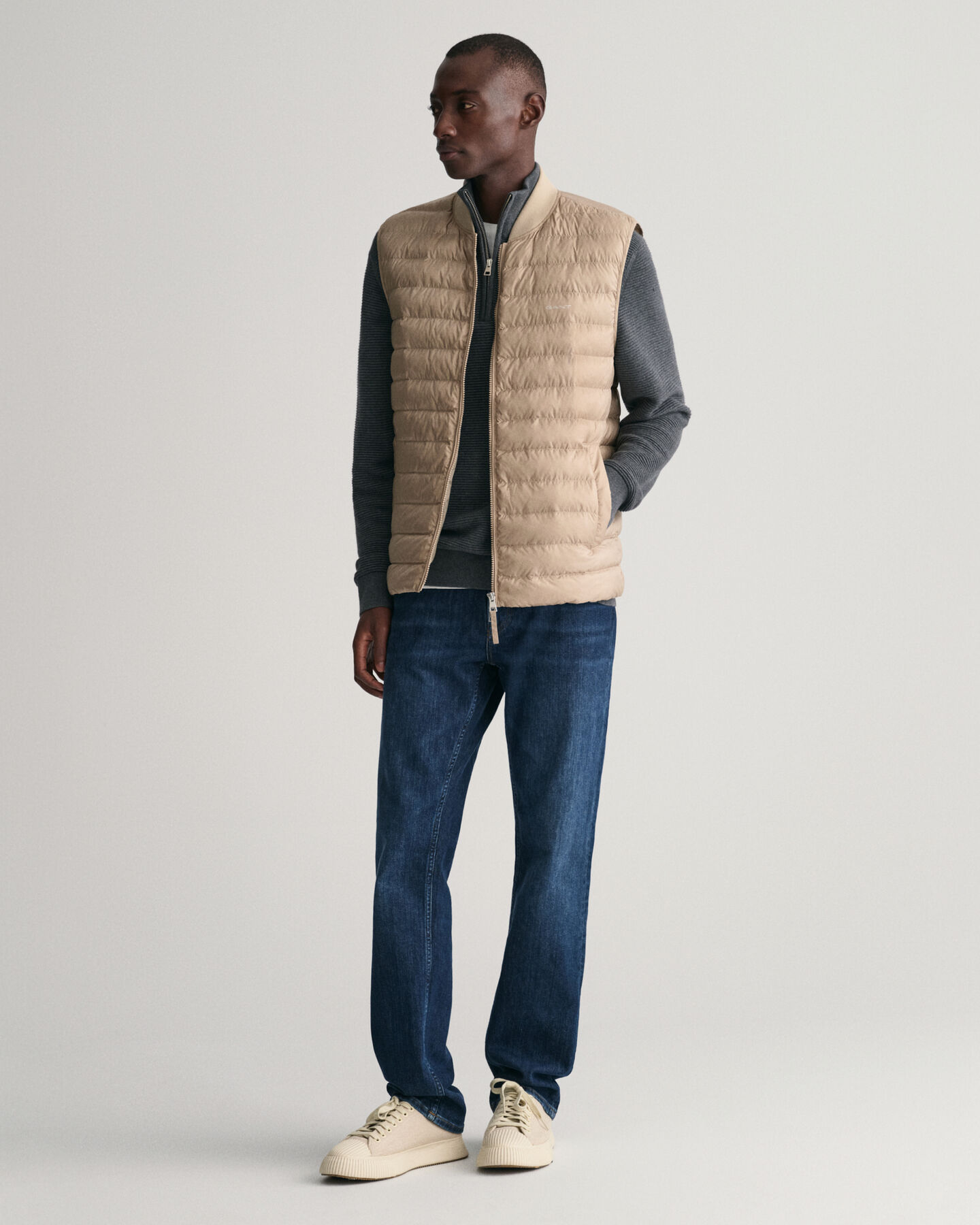 Leichte Steppweste im Bomberstil