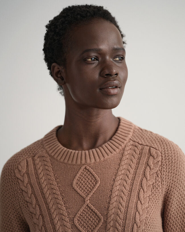 Rundhalspullover mit Zopfmuster