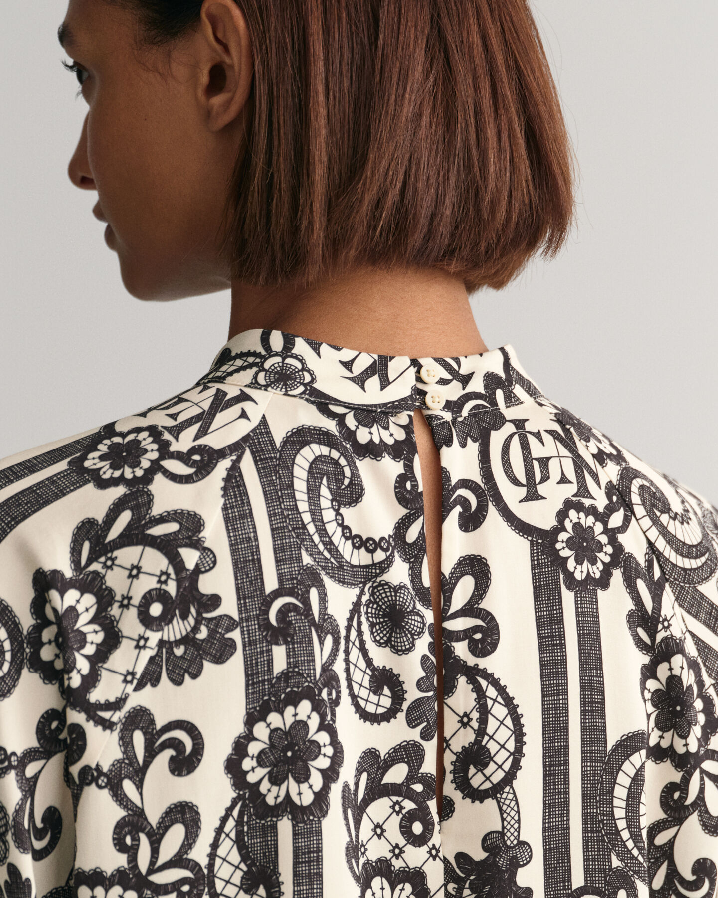 Rollkragenbluse mit Spitzen-Print