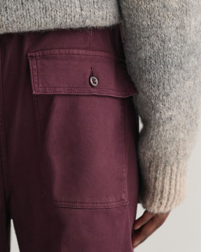 Chinohose mit Bundfalten und Gürtel