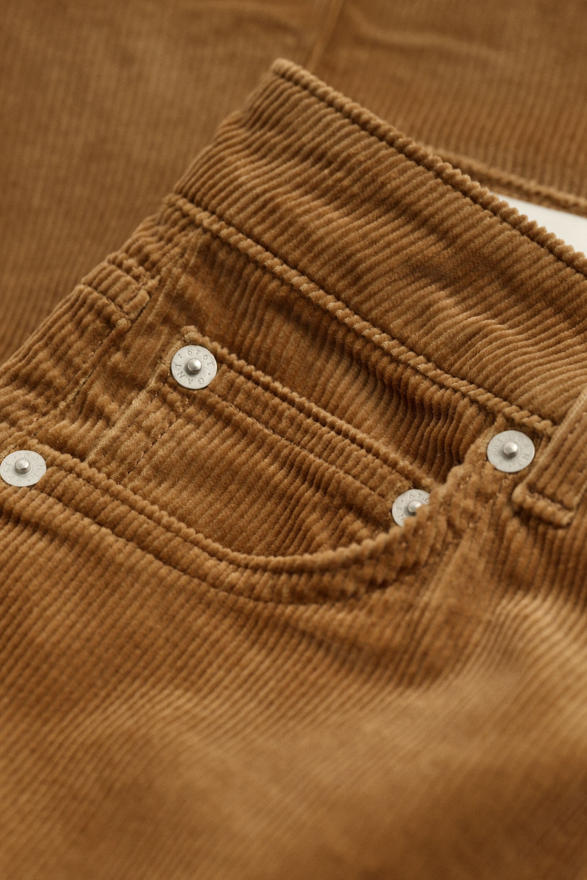 Cordjeans mit ausgestelltem Bein
