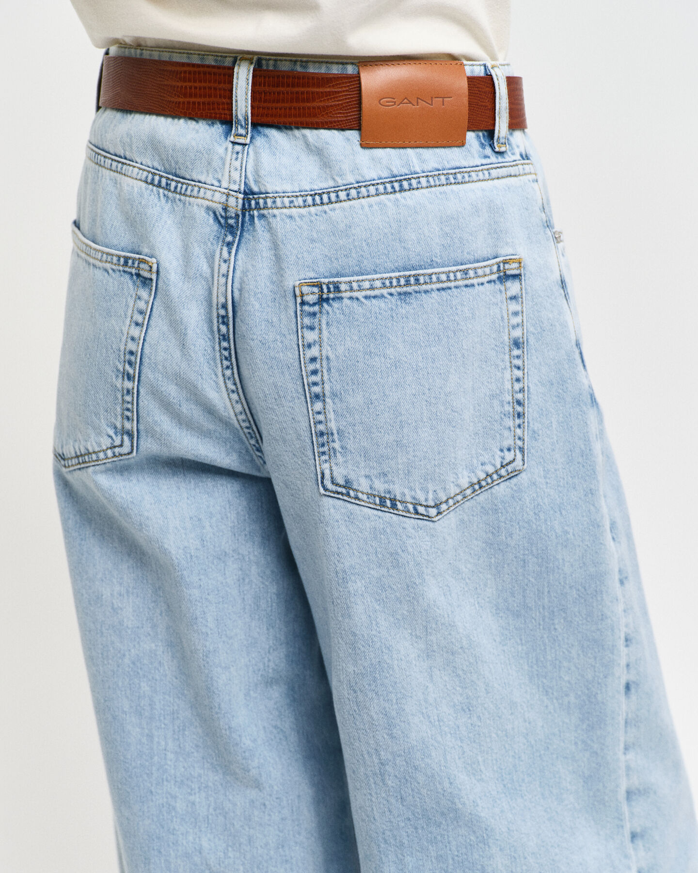 Jeans mit weitem Bein und Falten