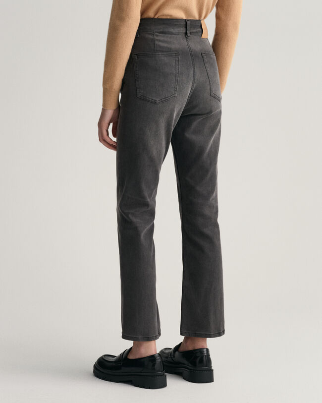 Verk&uuml;rzte Jeans mit ausgestelltem Bein