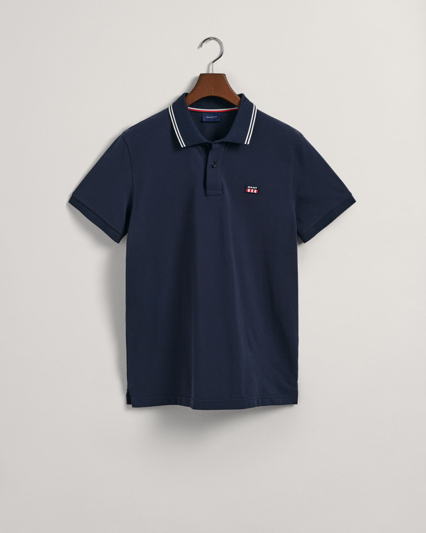 Gestreiftes Piqu&eacute; Poloshirt mit Kontrastkragen