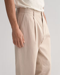 Slim Fit Twill-Chinohose mit Falten