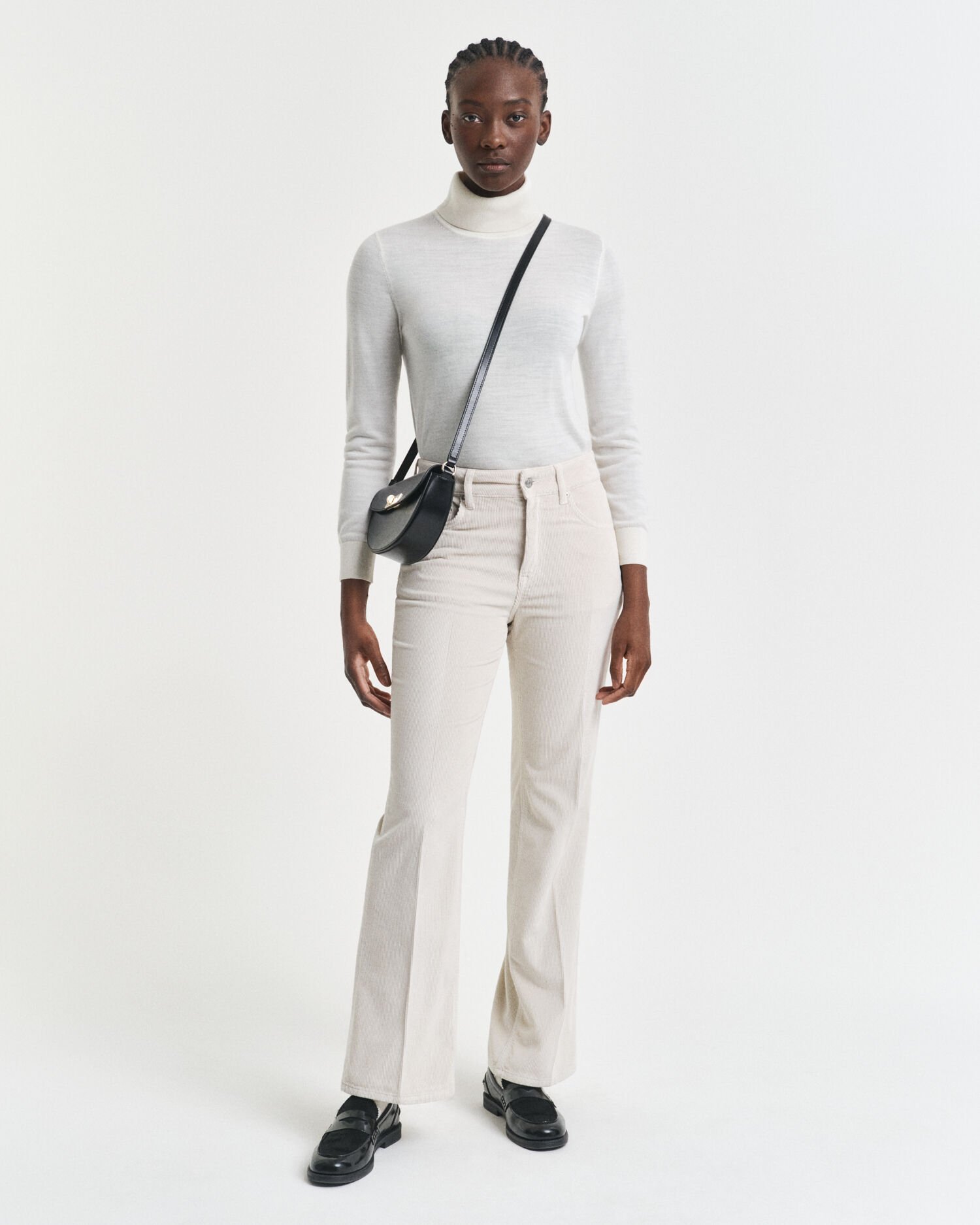 Cordjeans mit ausgestelltem Bein