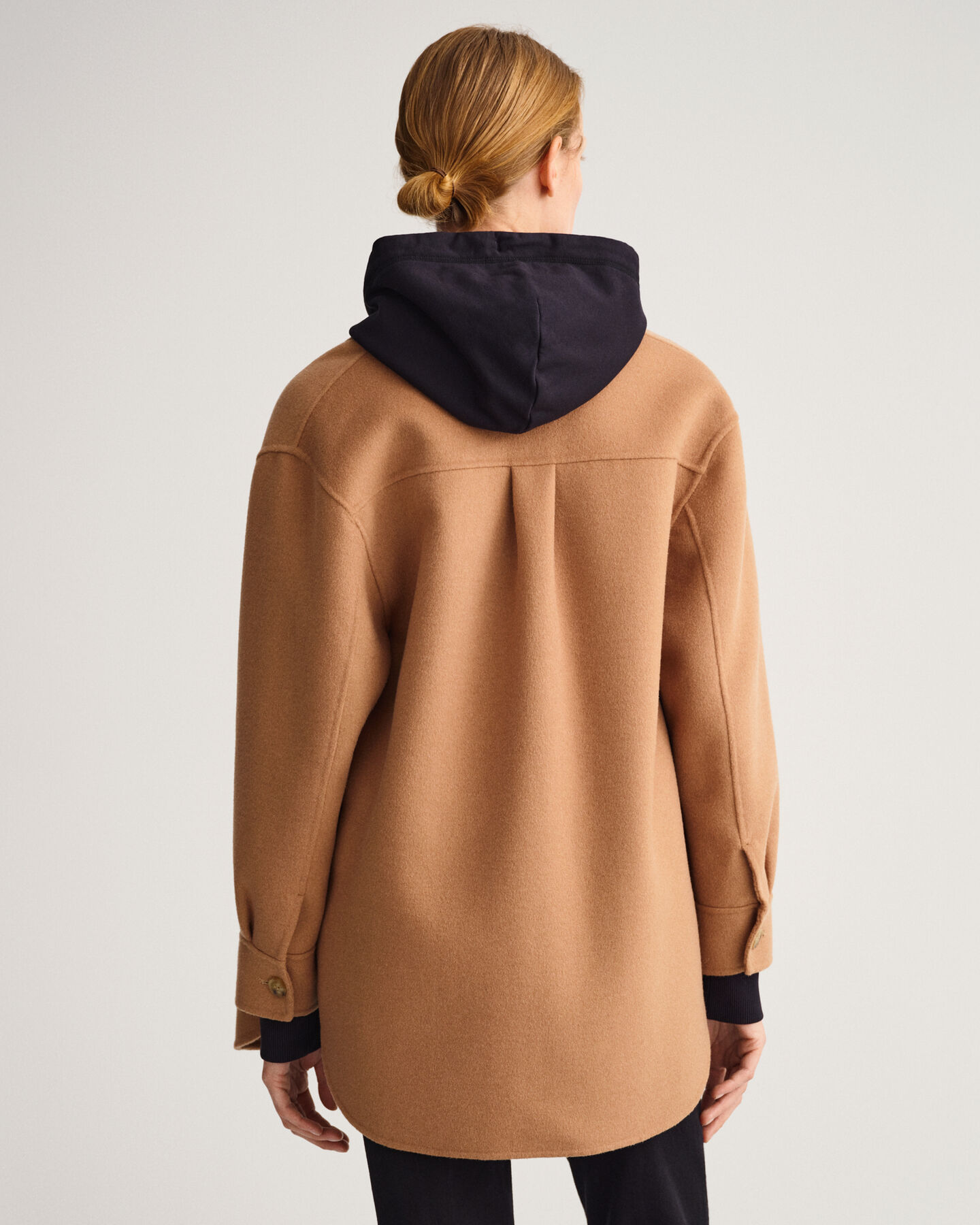 Handbestickte Hemdjacke