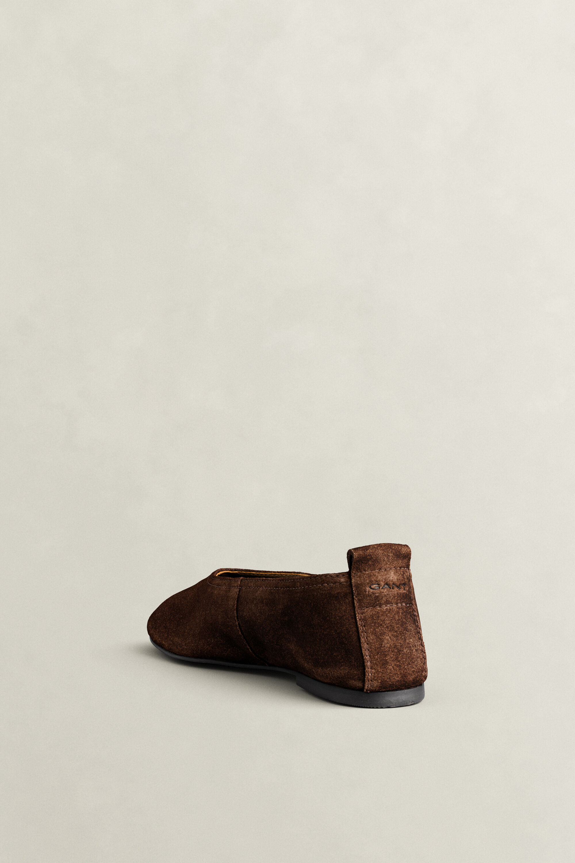 Chadii Ballerina aus Veloursleder — DARK BROWN