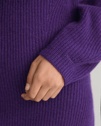 Geripptes Wollkeid mit V-Ausschnitt