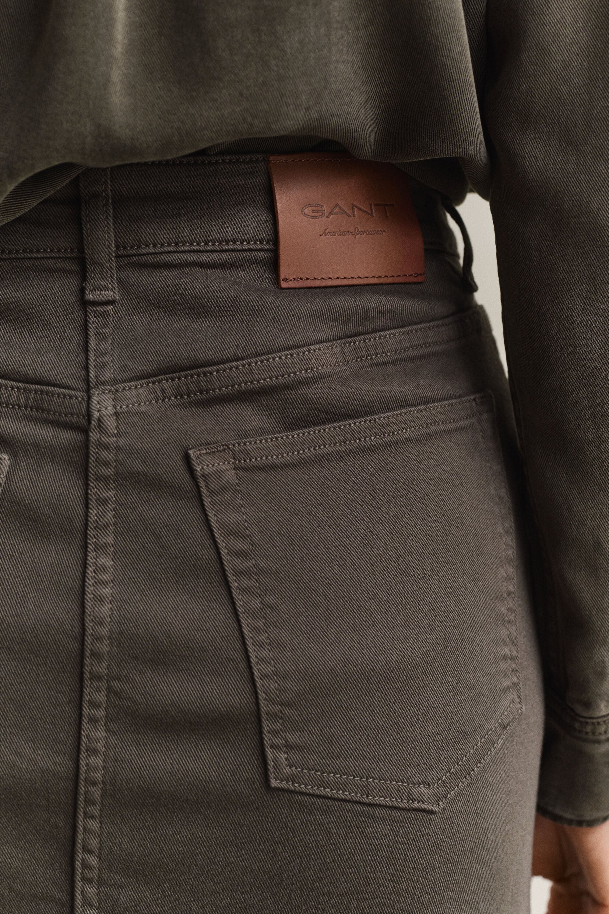 Farbiger Bleistiftrock aus Twill