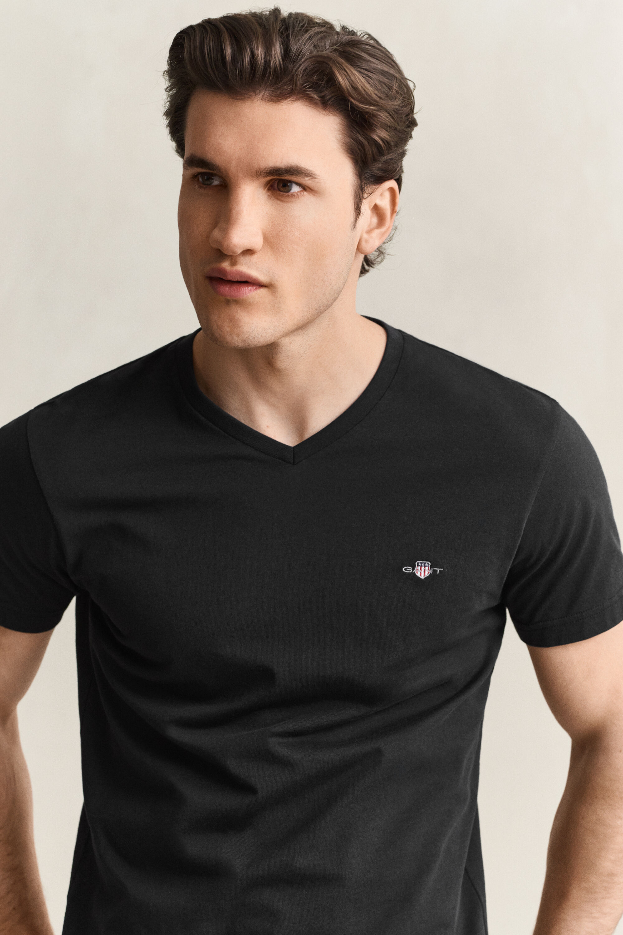 Slim Fit Shield T-Shirt mit V-Ausschnitt