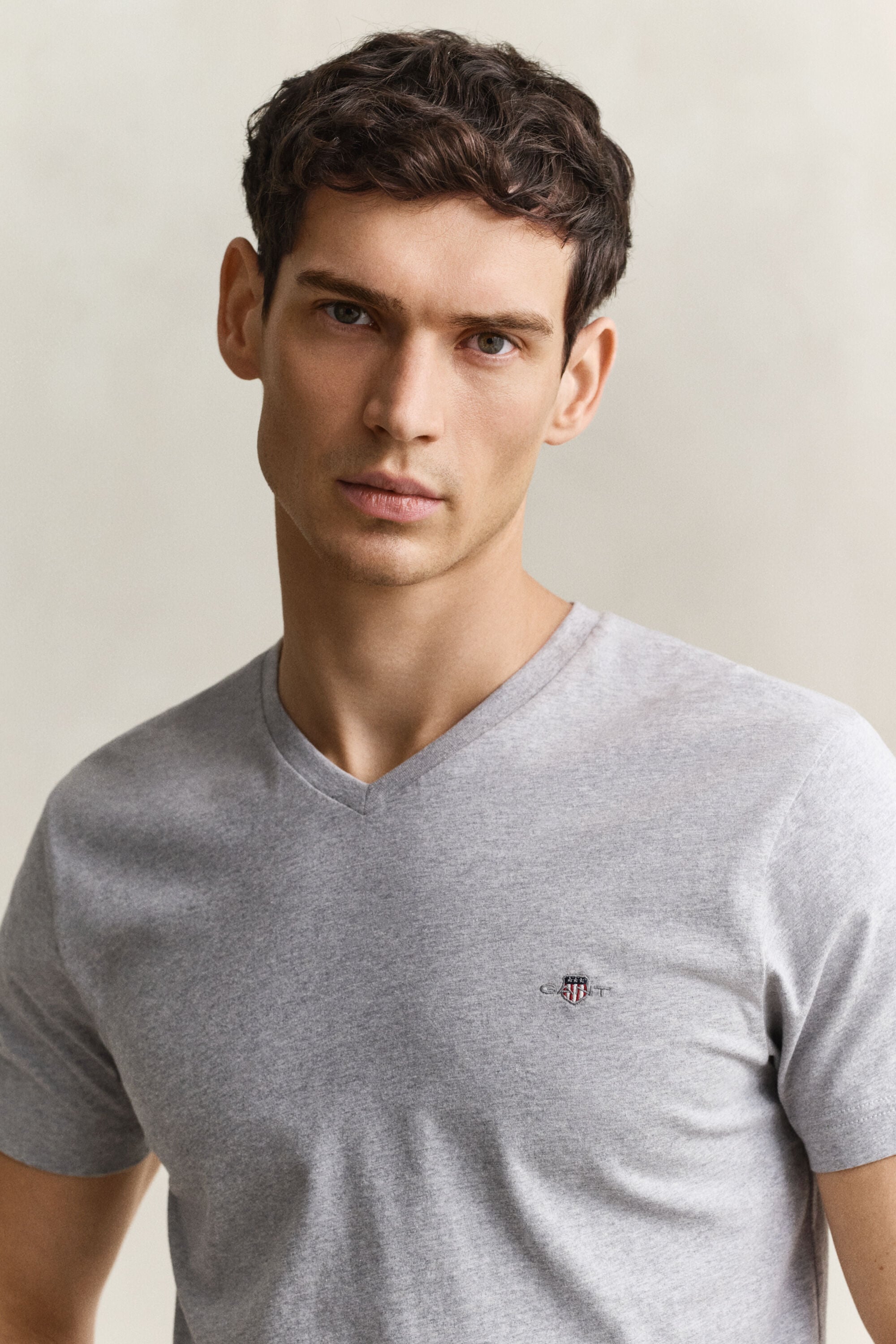 Slim Fit Shield T-Shirt mit V-Ausschnitt