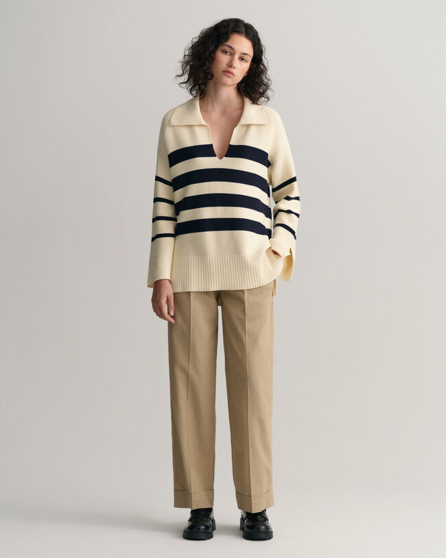 Strickpullover mit Marinestreifen und offenem Kragen