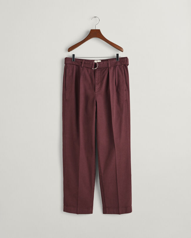 Chinohose mit Bundfalten und Gürtel