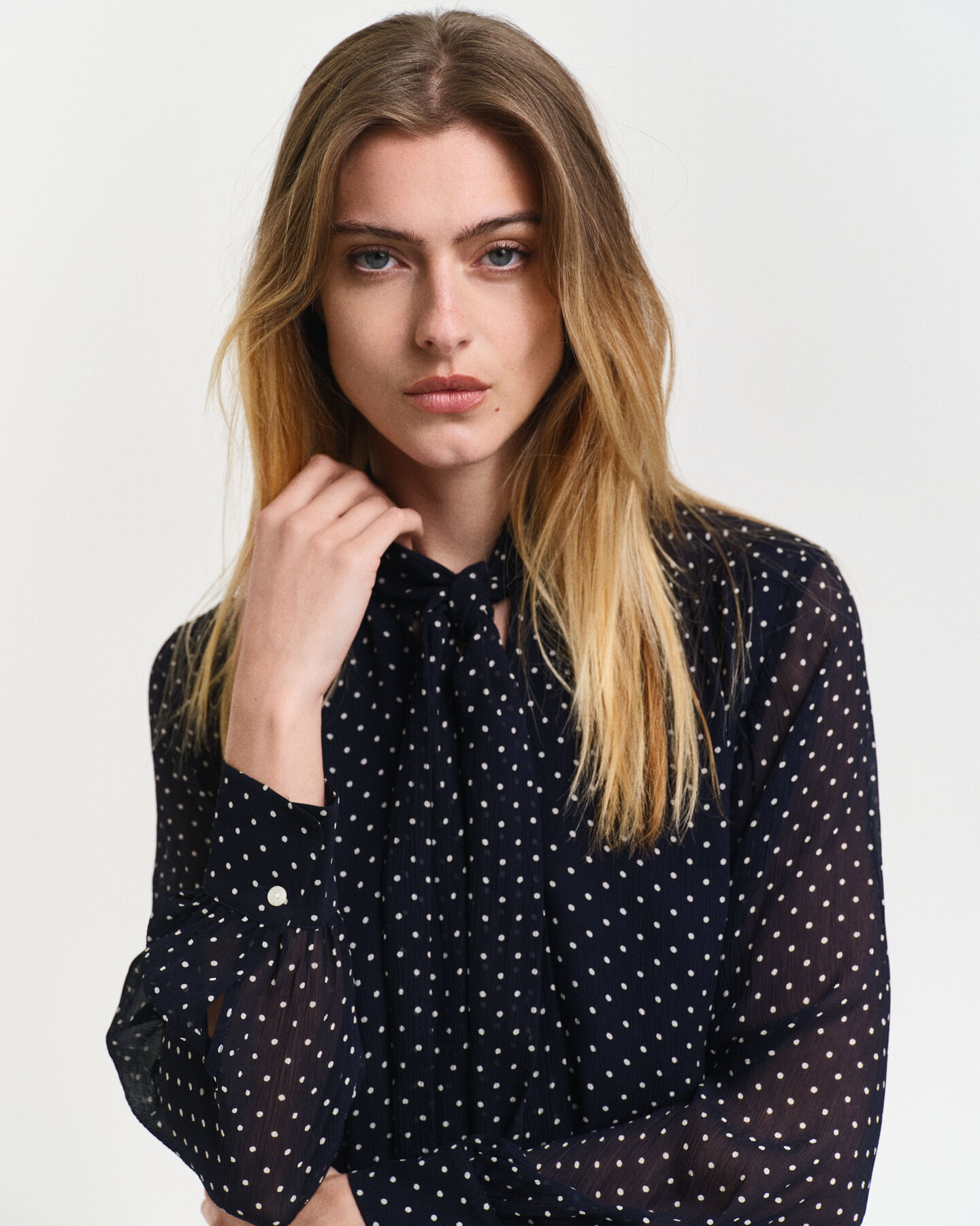 Gepunktetes Kleid mit Schluppe