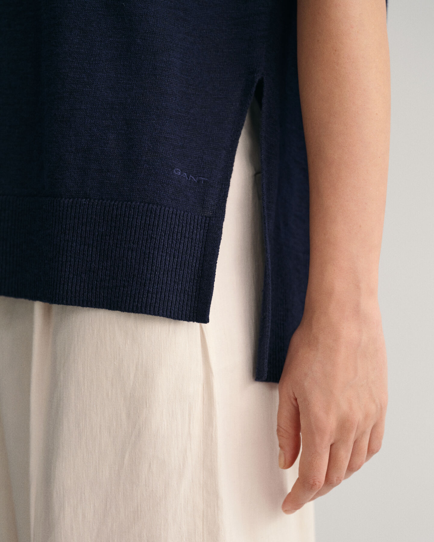 V-Neck Top aus Leinenmischgewebe