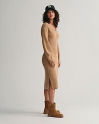 Geripptes Wollkeid mit V-Ausschnitt