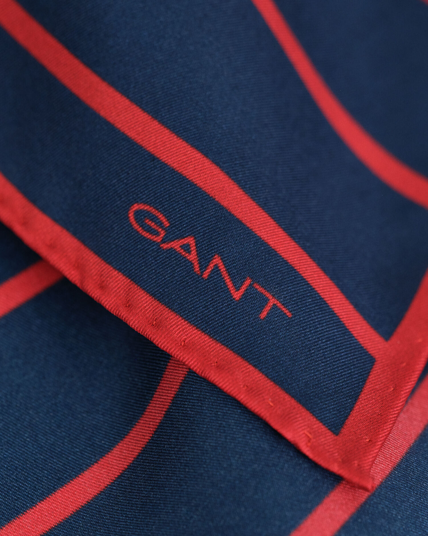 Gestreiftes Einstecktuch