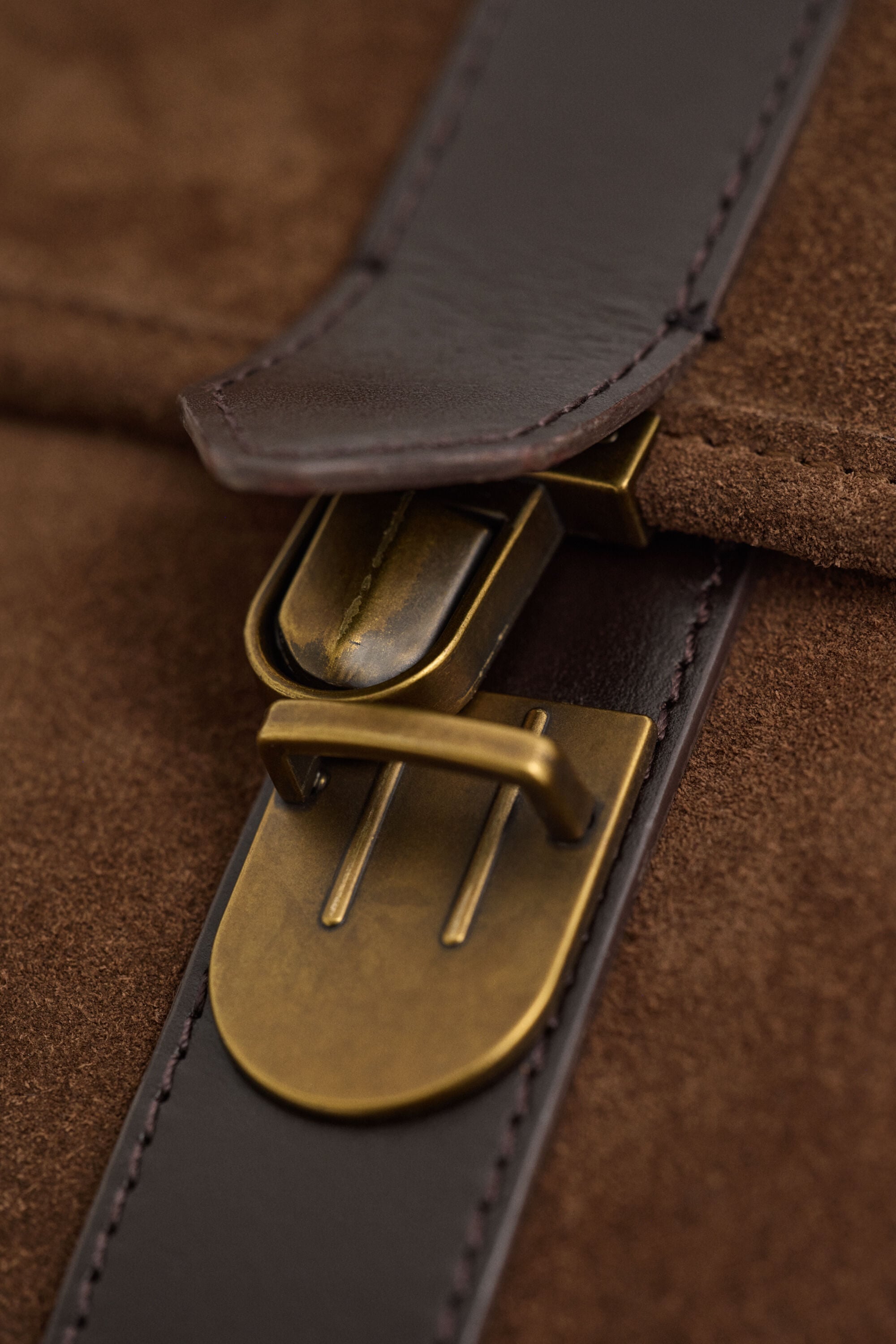 Schultertasche aus Veloursleder