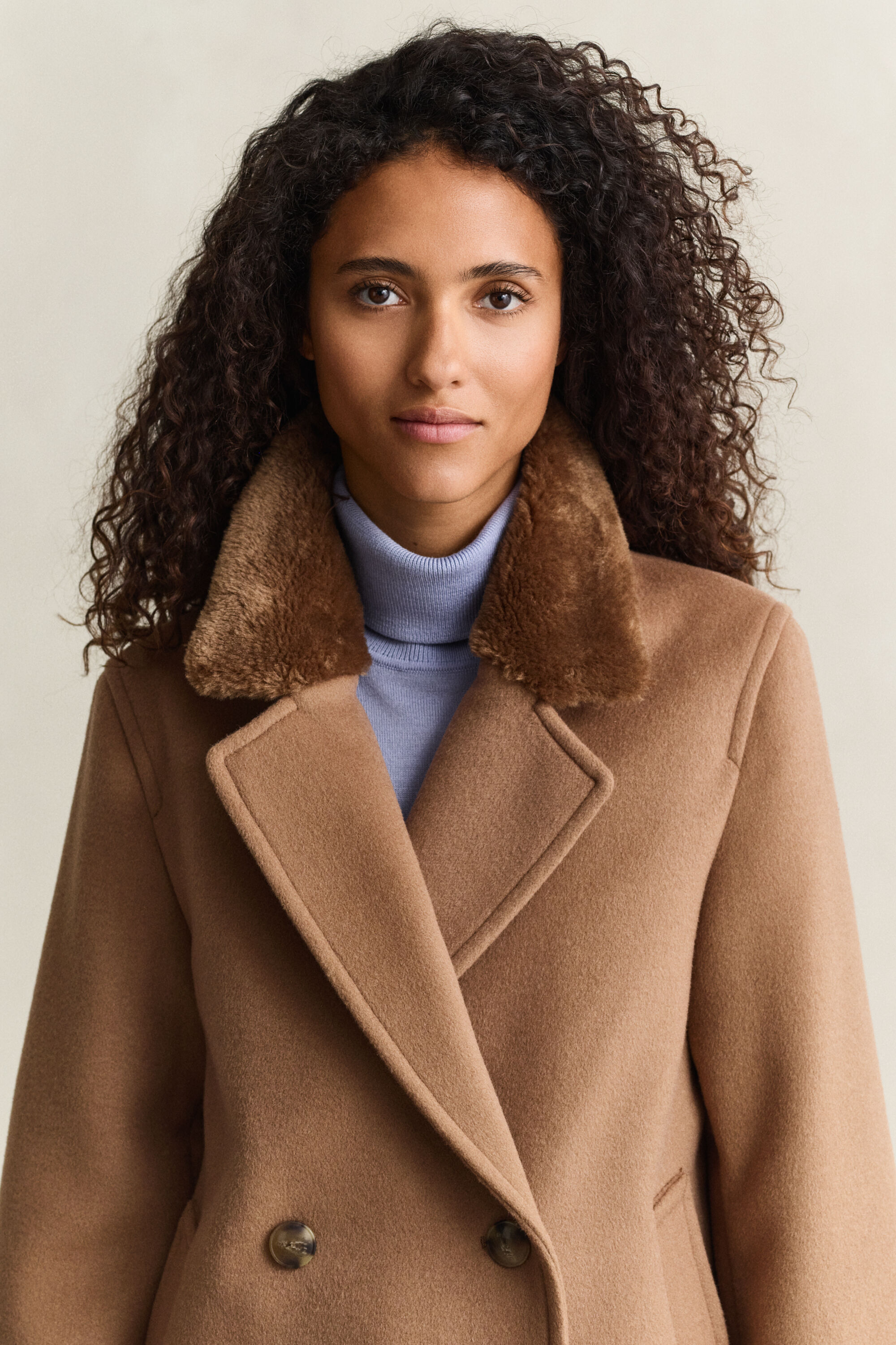 Jacke mit Kragen aus Kunstfell