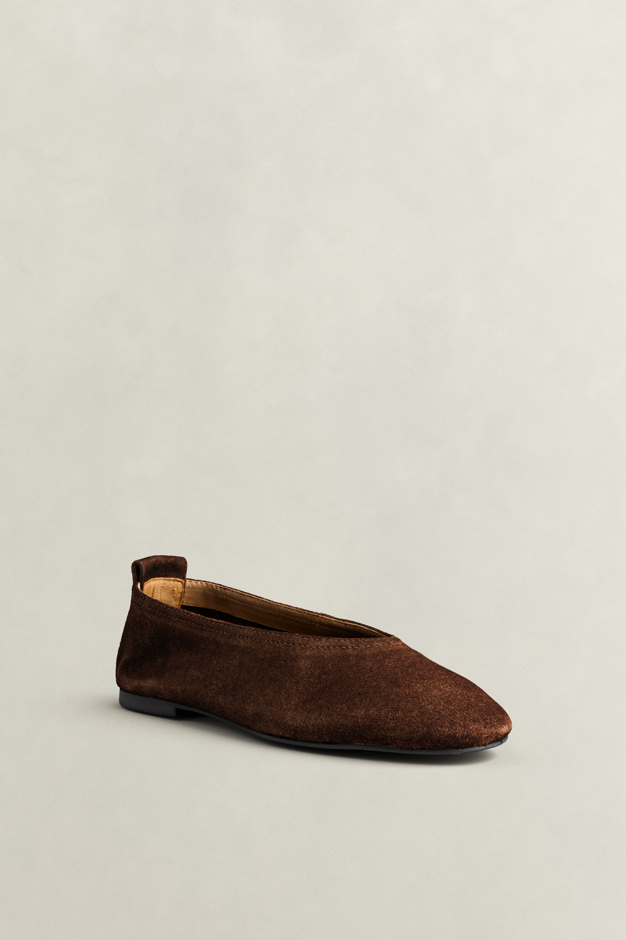 Chadii Ballerina aus Veloursleder — DARK BROWN