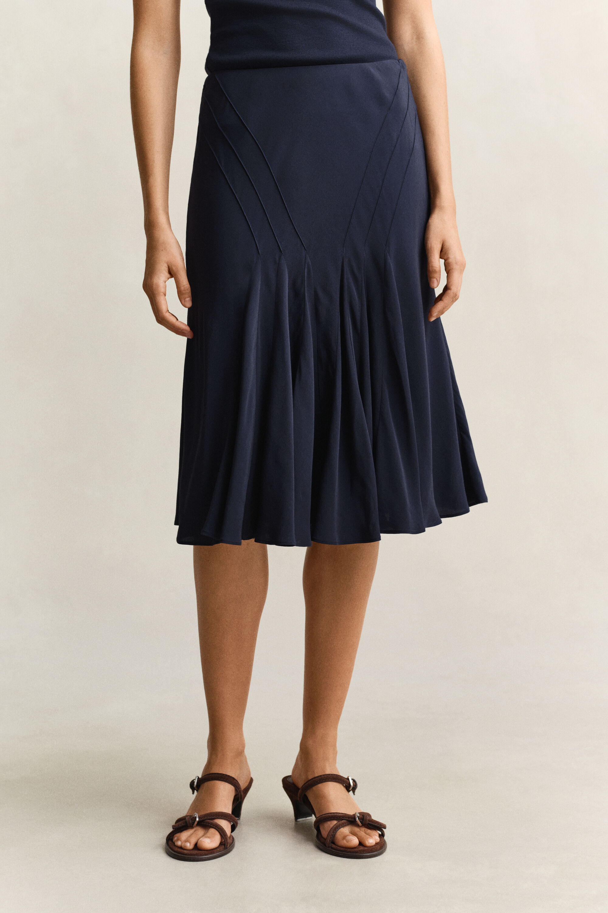 Ausgestellter schräg geschnittener Rock