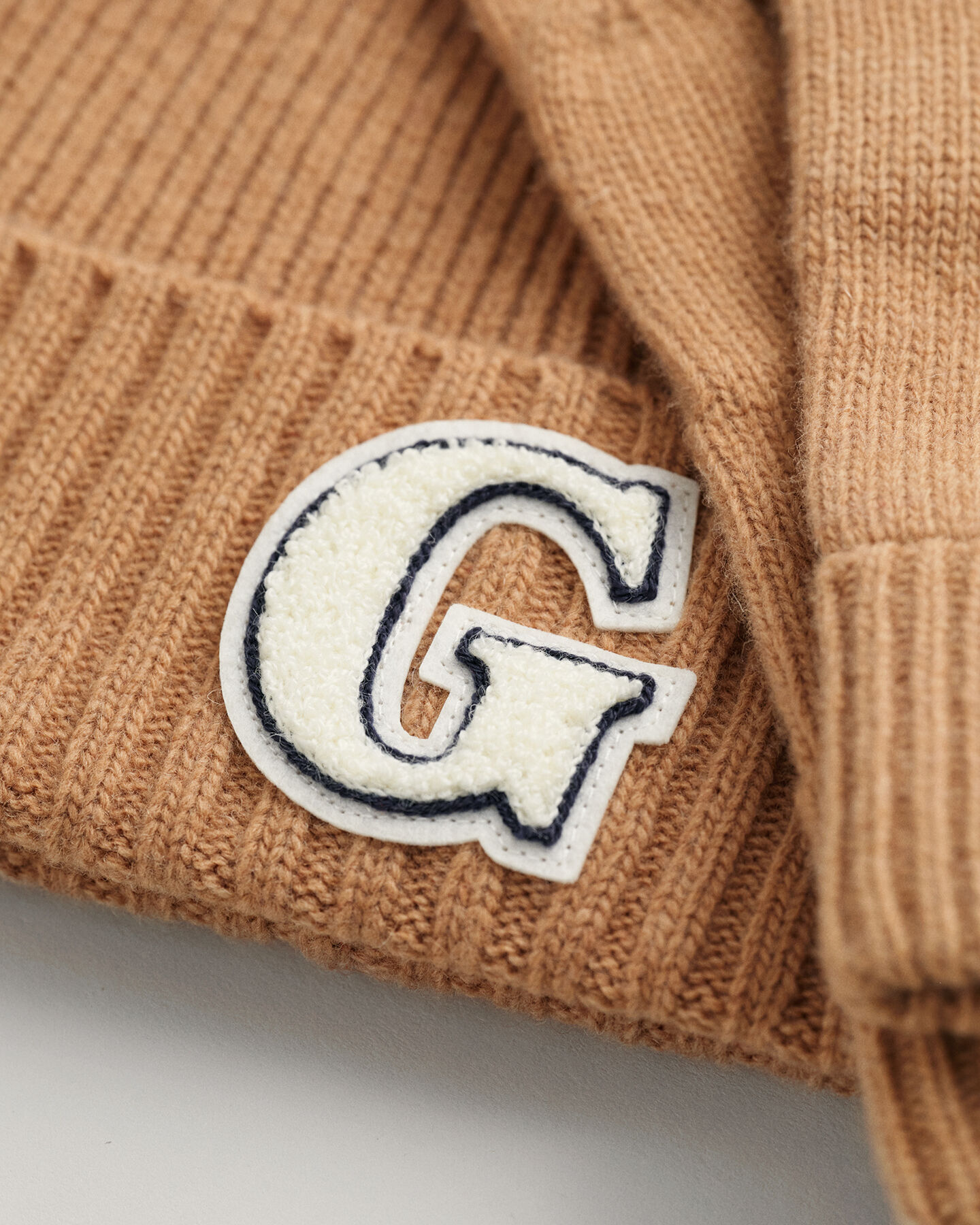 Beanie & Handschuhe mit G-Badge im Geschenkset