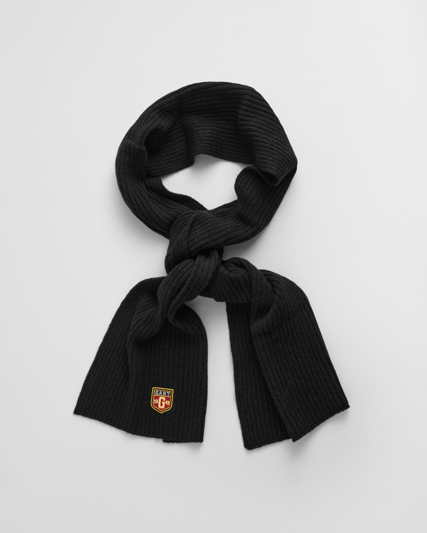 Badge Beanie und Schal aus Wolle im Geschenkset