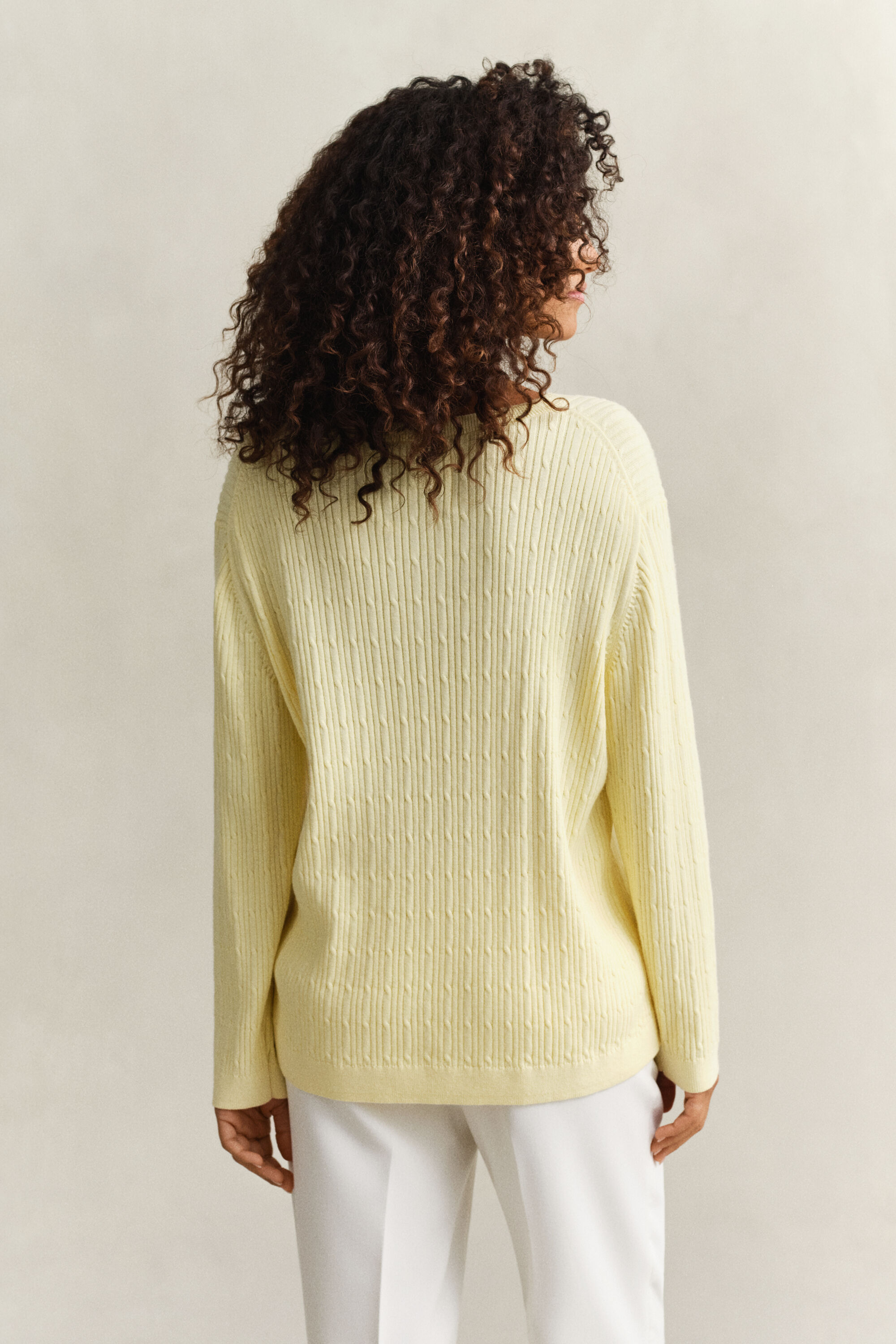 V-Neck Pullover mit Zopfmuster