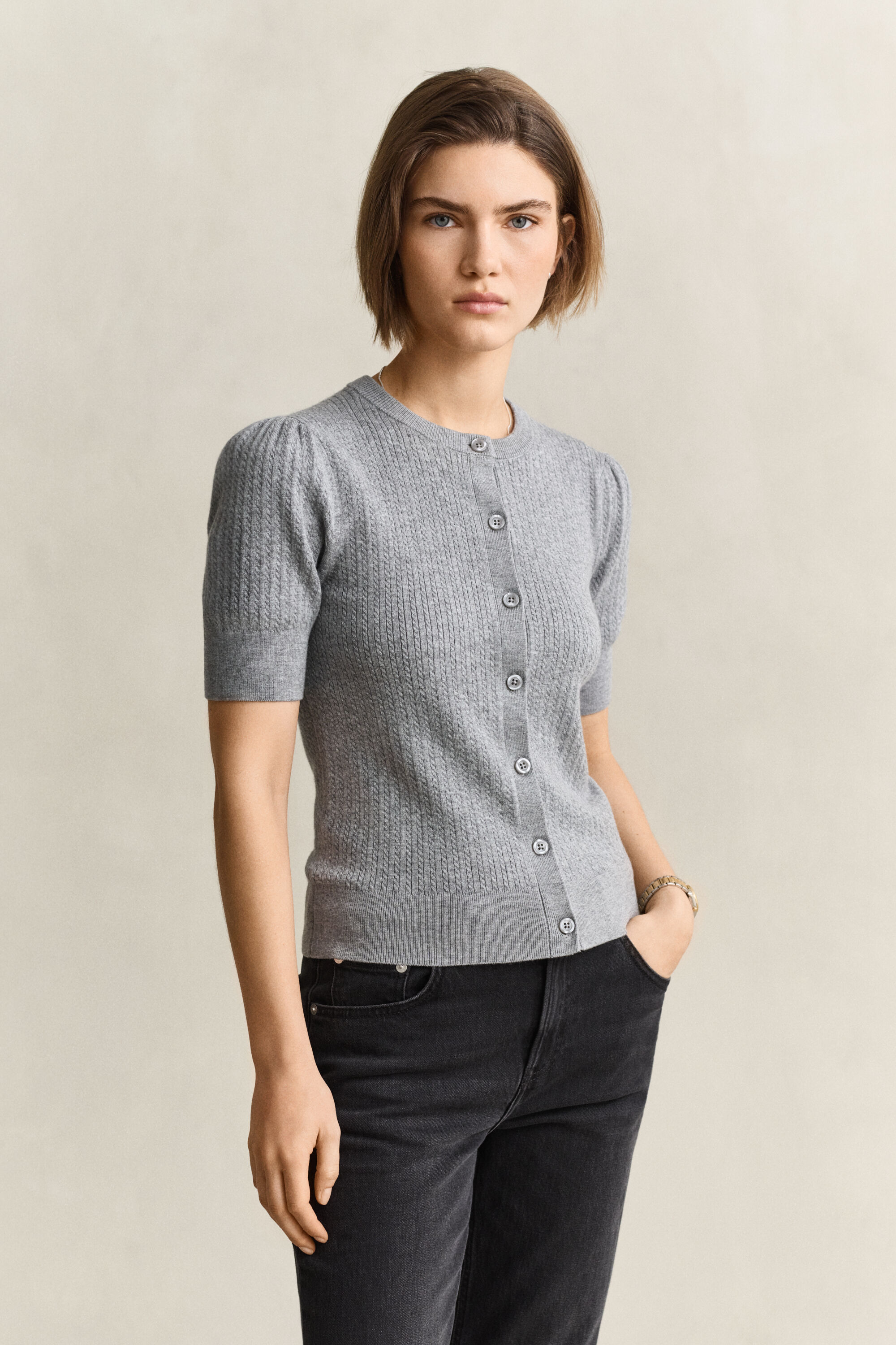 Kurzarmstrickjacke mit Zopfmuster