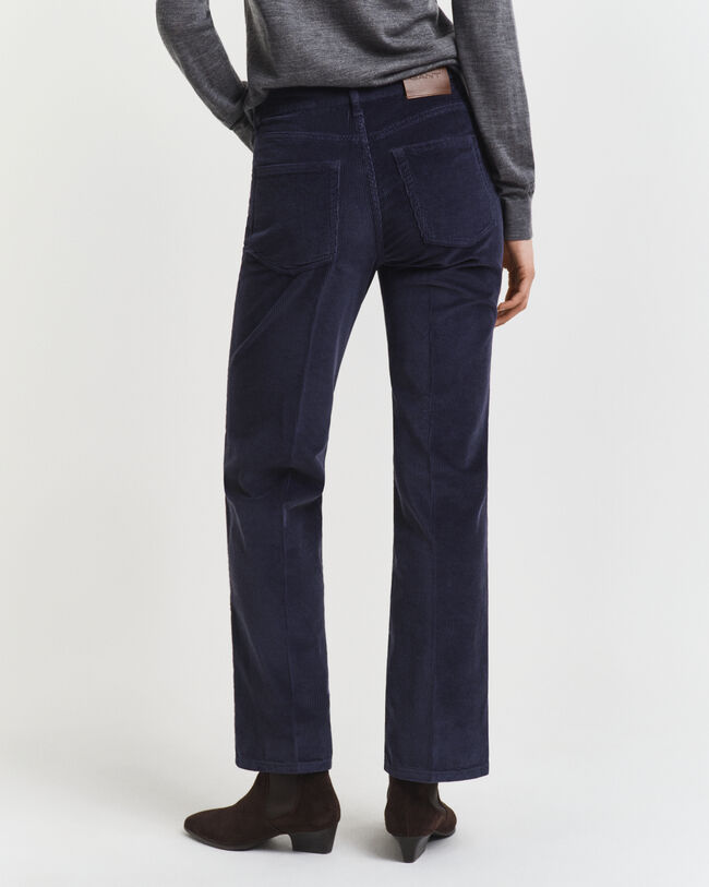 Cordjeans mit ausgestelltem Bein