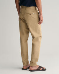 Schmal zulaufende Twill Chinohose